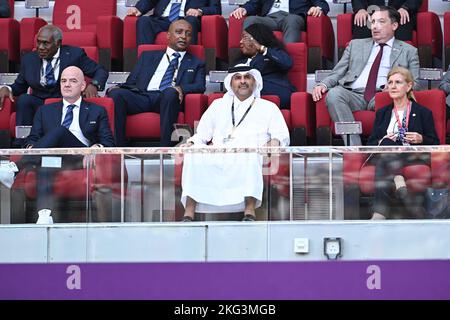 FIFA-Präsident Gianni Infantino, Katari Emir Tamim bin Hamad Al Thani und Debbie Hewitt, Vorsitzende des Verbands, nehmen am 21. November 2022 im Al Khalifa-Stadion in Doha, Katar, am Spiel zwischen England und Iran zur FIFA-Weltmeisterschaft Katar 2022 Teil. Foto von Laurent Zabulon/ABACAPRESS.COM Stockfoto