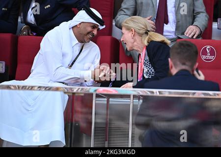 Katari Emir Tamim bin Hamad Al Thani und Debbie Hewitt, Vorsitzende des Verbands, nehmen am 21. November 2022 im Al Khalifa-Stadion in Doha, Katar, am Spiel zwischen England und Iran der FIFA-Weltmeisterschaft Katar 2022 Teil. Foto von Laurent Zabulon/ABACAPRESS.COM Stockfoto