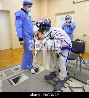 Expedition 68 Preflight. Der Astronaut der NASA-Expedition 68, Frank Rubio, setzt seinen russischen Sokol-Anzug an, als er und seine Mitstreiter Sergey Prokopyev und Dmitri Petelin von Roskosmos sich auf den Start ihres Sojus MS-22-Raumschiffs am Mittwoch, den 21. September 2022 in Baikonur vorbereiten, Kasachstan. Rubio, Prokopjew und Petelin starteten an Bord der Sojus-Rakete vom Kosmodrom Baikonur für eine Mission auf der Internationalen Raumstation. Stockfoto