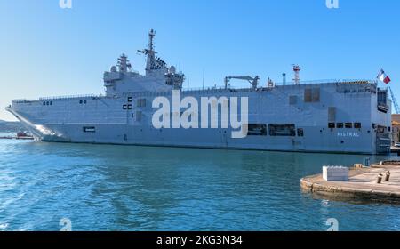 Flugzeugträger L9013 der französischen Marine Mistral-Klasse im Hafen von Toulon, Toulon, Frankreich, November 2022 Stockfoto