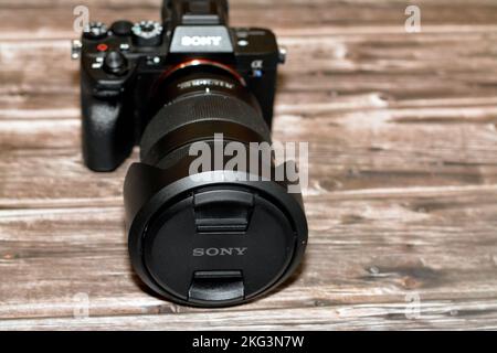 Kairo, Ägypten, Oktober 20 2022: Spiegellose professionelle Vollformat-Digitalkamera Sony Alpha A7s iii mit Sony FE 24-70mm Zoom F2,8 GM Objektiv mit einem Stockfoto