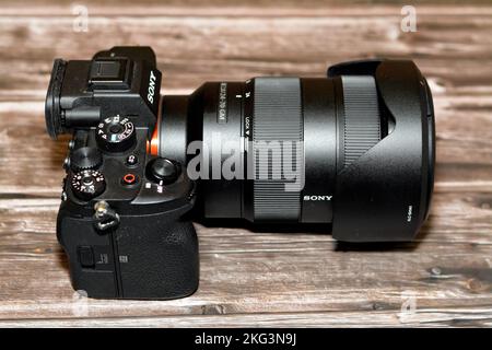 Kairo, Ägypten, Oktober 20 2022: Spiegellose professionelle Vollformat-Digitalkamera Sony Alpha A7s iii mit Sony FE 24-70mm Zoom F2,8 GM Objektiv mit einem Stockfoto