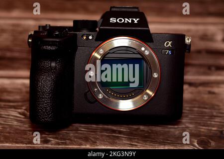 Kairo, Ägypten, Oktober 20 2022: Spiegellose professionelle Vollformat-Digitalkamera Sony Alpha A7s iii mit Exmor R BSI CMOS Sensor, 12 MP, UHD 4K 1 Stockfoto