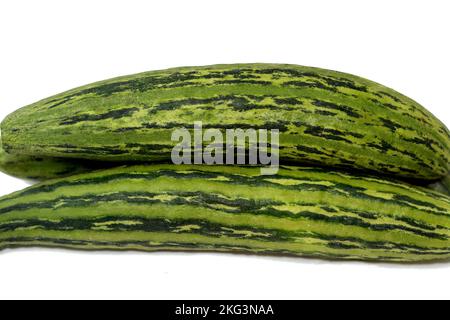 Die armenische Gurke, Cucumis melo var. Flexuosus, eine Art langer, schlanker Frucht, die nach Gurke schmeckt und im Inneren wie eine Gurke aussieht Stockfoto