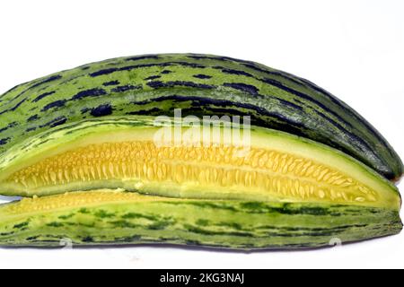 Die armenische Gurke, Cucumis melo var. Flexuosus, eine Art langer, schlanker Frucht, die nach Gurke schmeckt und im Inneren wie eine Gurke aussieht Stockfoto