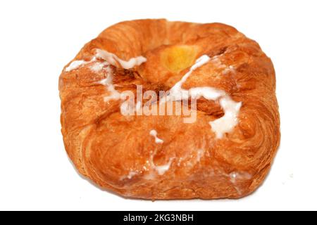 Gebackenes dänisches Gebäck gefüllt und garniert mit Puderzucker und Honig, selektiver Fokus auf süßem Backteig, der im Ofen mit Mehl, Zucker und Gus gebacken wird Stockfoto