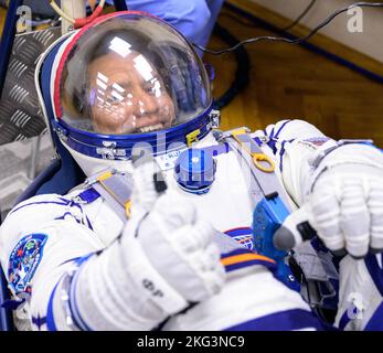 Expedition 68 Preflight. Expedition 68-Astronaut Frank Rubio von der NASA lässt seinen russischen Sokol-Anzugdruck überprüfen, während er und seine Mitstreiter, Sergey Prokopyev und Dmitri Petelin von Roskosmos, sich auf ihren Sojus MS-22-Start am Mittwoch, den 21. September 2022 in Baikonur vorbereiten, Kasachstan. Rubio, Prokopjew und Petelin starteten an Bord der Sojus-Rakete vom Kosmodrom Baikonur für eine Mission auf der Internationalen Raumstation. Stockfoto