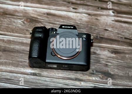Kairo, Ägypten, Oktober 20 2022: Spiegellose professionelle Vollformat-Digitalkamera Sony Alpha A7s iii mit Exmor R BSI CMOS Sensor, 12 MP, UHD 4K 1 Stockfoto