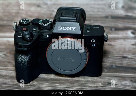 Kairo, Ägypten, Oktober 20 2022: Spiegellose professionelle Vollformat-Digitalkamera Sony Alpha A7s iii mit Exmor R BSI CMOS Sensor, 12 MP, UHD 4K 1 Stockfoto