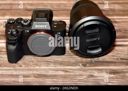 Kairo, Ägypten, Oktober 20 2022: Spiegellose professionelle Vollformat-Digitalkamera Sony Alpha A7s iii mit Sony FE 24-70mm Zoom F2,8 GM Objektiv mit einem Stockfoto