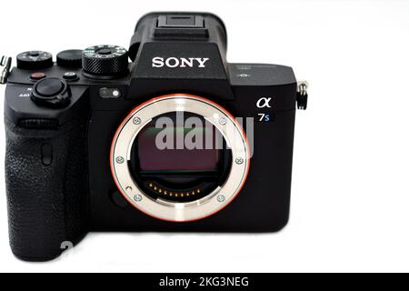 Kairo, Ägypten, Oktober 20 2022: Spiegellose professionelle Vollformat-Digitalkamera Sony Alpha A7s iii mit Exmor R BSI CMOS Sensor, 12 MP, UHD 4K 1 Stockfoto