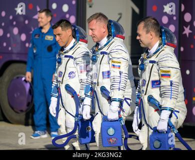 Expedition 68 Preflight. Expedition 68 der Astronaut Frank Rubio von der NASA, links, und die Kosmonauten Sergey Prokopyev und Dmitri Petelin von Roskosmos, rechts, kommen am Startplatz an, um am Mittwoch, den 21. September 2022, im Kosmodrom Baikonur in Kasachstan an Bord ihrer Sojus MS-22-Sonde zu starten. Rubio, Prokopjew und Petelin starteten an Bord der Sojus-Rakete vom Kosmodrom Baikonur für eine Mission auf der Internationalen Raumstation. Stockfoto