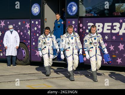 Expedition 68 Preflight. Expedition 68 der Astronaut Frank Rubio von der NASA, links, und die Kosmonauten Sergey Prokopyev und Dmitri Petelin von Roskosmos, rechts, kommen am Startplatz an, um am Mittwoch, den 21. September 2022, im Kosmodrom Baikonur in Kasachstan an Bord ihrer Sojus MS-22-Sonde zu starten. Rubio, Prokopjew und Petelin starteten an Bord der Sojus-Rakete vom Kosmodrom Baikonur für eine Mission auf der Internationalen Raumstation. Stockfoto