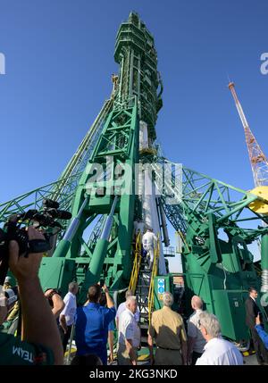 Expedition 68 Preflight. Expedition 68 der Astronaut Frank Rubio von der NASA und die Kosmonauten Sergey Prokopyev und Dmitri Petelin von Roskosmos besteigen am Mittwoch, den 21. September 2022, das Raumschiff Sojus MS-22 im Kosmodrom Baikonur in Kasachstan. Rubio, Prokopjew und Petelin starteten an Bord der Sojus-Rakete vom Kosmodrom Baikonur für eine Mission auf der Internationalen Raumstation. Stockfoto