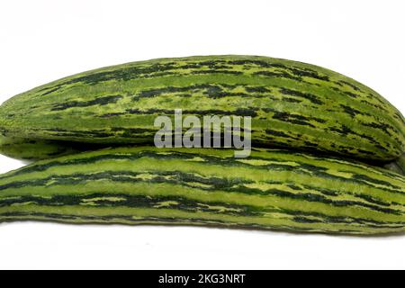 Die armenische Gurke, Cucumis melo var. Flexuosus, eine Art langer, schlanker Frucht, die nach Gurke schmeckt und im Inneren wie eine Gurke aussieht Stockfoto