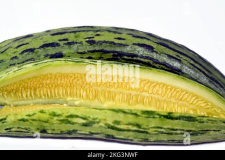 Die armenische Gurke, Cucumis melo var. Flexuosus, eine Art langer, schlanker Frucht, die nach Gurke schmeckt und im Inneren wie eine Gurke aussieht Stockfoto