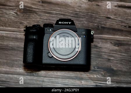 Kairo, Ägypten, Oktober 20 2022: Spiegellose professionelle Vollformat-Digitalkamera Sony Alpha A7s iii mit Exmor R BSI CMOS Sensor, 12 MP, UHD 4K 1 Stockfoto