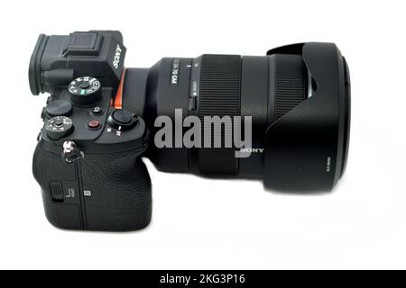 Kairo, Ägypten, Oktober 20 2022: Spiegellose professionelle Vollformat-Digitalkamera Sony Alpha A7s iii mit Sony FE 24-70mm Zoom F2,8 GM Objektiv mit einem Stockfoto