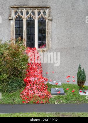 DOWLAND VILLAGE, DEVON, ENGLAND - NOVEMBER 16. 2022: Erinnerungsdarstellung außerhalb der Kirche in Mitte Devon, Großbritannien. Mohnblumen auf dem Kirchhof. Stockfoto