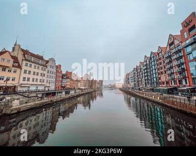 Panorama der Altstadt und Neubauten auf der Insel Olowianka in Danzig. Motlawa Kanal mit Schiffen. Polen Stockfoto