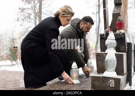 Kiew, Ukraine. 21.. November 2022. Der ukrainische Präsident Wolodymyr Zelenskyy und die First Lady Olena Zelenska stellen am 21. November 2022 in Kiew, Ukraine, eine Laterne in der Allee der Helden der Himmlischen Hundert zu Ehren der Gefallenen in der Revolution der würde auf. Kredit: Ukrainische Präsidentschaft/Ukrainische Presidential Press Office/Alamy Live Nachrichten Stockfoto