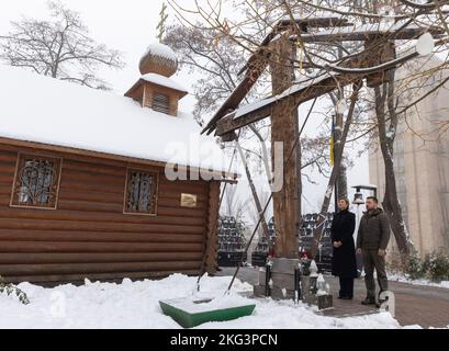 Kiew, Ukraine. 21.. November 2022. Der ukrainische Präsident Wolodymyr Zelenskyy und die First Lady Olena Zelenska stehen am 21. November 2022 in Kiew, Ukraine, für einen Moment des Schweigens in der Allee der Helden der Himmlischen Hundert zu Ehren der Gefallenen in der Revolution der würde. Kredit: Ukrainische Präsidentschaft/Ukrainische Presidential Press Office/Alamy Live Nachrichten Stockfoto