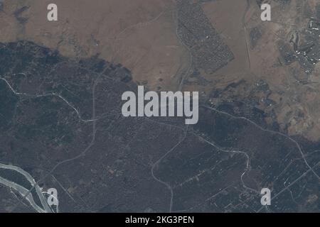 Die Besatzung der Expedition 68 fotografierte Gizeh, Ägypten, einschließlich der Großen Pyramiden und eines Teils des Nils, am 1. Oktober 2022 von der Internationalen Raumstation aus, während sie 259 Meilen über dem Mittelmeer umkreiste. Stockfoto