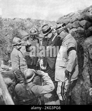 WW1 - 14/18 - Premierminister Paul PAINLEVE (1863-1933) und General Louis Felix FRANCHET D'ESPEREY (1856-1942) in einem Graben Stockfoto