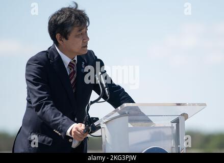 NASA SpaceX Crew-5 Crew Ankunft für Pre-Relaunch-Aktivitäten. Junichi Sakai, Manager des International Space Station Program der Japan Aerospace Exploration Agency (JAXA), spricht nach den NASA-Astronauten Nicole Mann und Josh Cassada, dem Astronauten der Japan Aerospace Exploration Agency (JAXA), Koichi Wakata, Und die Roskosmos-Kosmonautin Anna Kikina kam am Samstag, den 1. Oktober 2022, vor der Crew-5-Mission von SpaceX in Florida an der Start- und Landeeinrichtung im Kennedy Space Center der NASA an. Die NASA-Mission SpaceX Crew-5 ist die fünfte Rundungsmission der Raumsonde SpaceX Crew Dragon und der Raumsonde Falcon 9 roc Stockfoto