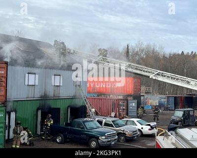 Neu eingestellte Feuerwehrmänner, die dem 148. Fighter Wing, der Minnesota Air National Guard Feuerwehr, der Duluth Feuerwehr und der Superior Fire Department zugewiesen wurden, reagieren auf einen Strukturbrand während einer Live Fire Evolution im Emergency Response Training Center der Lake Superior College, Duluth, Minnesota, am 27. Oktober 2022. Die drei Feuerwehrabteilungen haben gemeinsam einen zweiwöchigen, praktischen Abschlusskurs veranstaltet, der den neuen Feuerwehrleuten helfen soll, in ihrer neuen Karriere erfolgreich zu sein und Trainingspläne für die Feuerwehr in der Region zu standardisieren. (Foto der Air National Guard von Audra Flanagan) Stockfoto