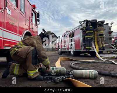 Ein Feuerwehrmann, der dem 148. Fighter Wing, Minnesota Air National Guard, zugewiesen wurde, reserviert sein Luftpaket nach einem Strukturbrand während einer Live-Feuerentwicklung im Emergency Response Training Center des Lake Superior College, Duluth, Minnesota, am 27. Oktober 2022. Die Feuerwehr 148., die Feuerwehr Duluth und die höhere Feuerwehr haben gemeinsam einen zweiwöchigen, praktischen Abschlusskurs veranstaltet, der den neuen Feuerwehrleuten helfen soll, in ihrer neuen Karriere erfolgreich zu sein und Trainingspläne für die Feuerwehr in der Region zu standardisieren. (Foto der Air National Guard von Audra Flanagan) Stockfoto