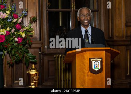 Sir Geoff Palmer hält eine Rede bei der Verleihung des Edinburgh Awards, City Chambers, Schottland, Großbritannien Stockfoto