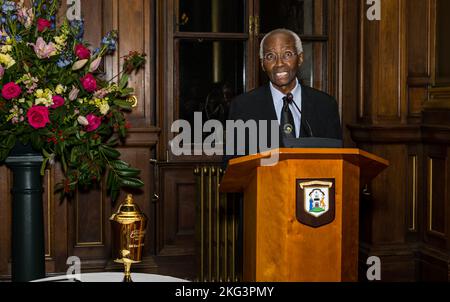 Sir Geoff Palmer hält eine Rede bei der Verleihung des Edinburgh Awards, City Chambers, Schottland, Großbritannien Stockfoto