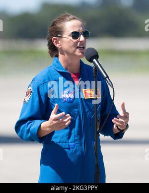 NASA SpaceX Crew-5 Crew Ankunft für Pre-Relaunch-Aktivitäten. Die NASA-Astronautin Nicole Mann spricht mit Medienvertretern, nachdem sie mit ihren Mitbeförderern an der Start- und Landeeinrichtung angekommen war, NASA-Astronaut Josh Cassada, Astronaut Koichi Wakata, Japan Aerospace Exploration Agency (JAXA), Und die Roskosmos-Kosmonautin Anna Kikina, im Kennedy Space Center der NASA vor der Crew-5-Mission von SpaceX, Samstag, 1. Oktober 2022, in Florida. Die NASA-Mission SpaceX Crew-5 ist die fünfte Rundungsmission der Raumsonde SpaceX Crew Dragon und der Falcon 9-Rakete zur Internationalen Raumstation als Teil des Zeitalters Stockfoto