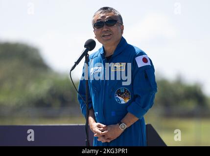 NASA SpaceX Crew-5 Crew Ankunft für Pre-Relaunch-Aktivitäten. Der Astronaut Koichi Wakata von der Japan Aerospace Exploration Agency (JAXA) spricht mit Medienvertretern, nachdem er mit den Mitbesatzungsmitgliedern der NASA-Astronauten Nicole Mann und Josh Cassada und der Kosmonauten Anna Kikina aus dem Roskosmos vor der Mission Crew-5 von SpaceX am Samstag, den 1. Oktober, in der Start- und Landeeinrichtung angekommen war. 2022, in Florida. Die NASA-Mission SpaceX Crew-5 ist die fünfte Rundungsmission der Raumsonde SpaceX Crew Dragon und der Falcon-9-Rakete zur Internationalen Raumstation im Rahmen der Commer der Agentur Stockfoto