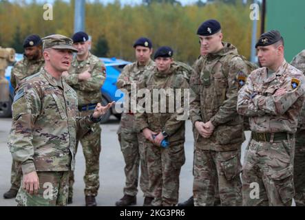 Der US-Armeekapitän Alex Davison, Kommandant der Alpha Company, 3. Bataillon, 8. Kavallerieregiment, 3. Kampfteam der Panzerbrigade, 1. Kavalleriedivision (3-1 ABCT), die operativ von der 1. Infanterie-Division (1 ID) kontrolliert wird, begrüßt die Soldaten der britischen Armee, die den Royal Lancers zugewiesen wurden, Die Truppen des Whalesprinzen gehen zu einer praktischen Orientierung des Panzers M1A2 Abrams in Bemowo Pikie, Polen, 27. Oktober 2022. Die 3-1 ABCT ist unter anderem der 1 ID zugeordnet und arbeitet stolz mit NATO-Verbündeten und regionalen Sicherheitspartnern zusammen, um dem amerikanischen Verteidigungskommando V Corps, glaubwürdige Streitkräfte zur Verfügung zu stellen Stockfoto