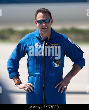 NASA SpaceX Crew-5 Crew Ankunft für Pre-Relaunch-Aktivitäten. NASA-Astronaut Josh Cassada spricht mit Medienvertretern, nachdem er mit Mitbeförderern der NASA-Astronautin Nicole Mann, Astronautin der Japan Aerospace Exploration Agency (JAXA), Koichi Wakata, an der Start- und Landeeinrichtung angekommen war, Und die Roskosmos-Kosmonautin Anna Kikina, im Kennedy Space Center der NASA vor der Crew-5-Mission von SpaceX, Samstag, 1. Oktober 2022, in Florida. Die NASA-Mission SpaceX Crew-5 ist die fünfte Rundungsmission der Raumsonde SpaceX Crew Dragon und der Falcon 9-Rakete zur Internationalen Raumstation als Teil des Zeitalters Stockfoto