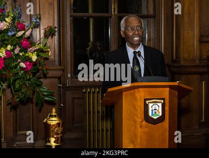 Sir Geoff Palmer hält eine Rede bei der Verleihung des Edinburgh Awards, City Chambers, Schottland, Großbritannien Stockfoto