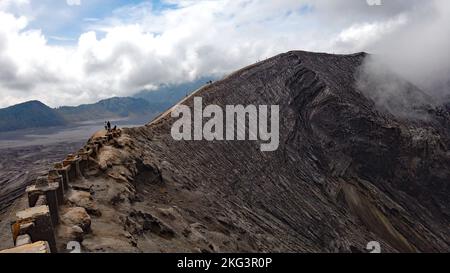 Am Rand der Caldera des Mount Bromo, einem aktiven somma-Vulkan in Ost-Java, Indonesien Stockfoto