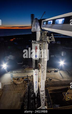 SpaceX Crew-5 Vertikal & Sonnenaufgang. Die Anfangsphase eines Sonnenaufgangs dient als Hintergrund, und die Weltraumrakete Falcon 9 von SpaceX – auf der die Dragon Endurance-Sonde steht – ist am 1. Oktober 2022 vor dem Start von SpaceX Crew-5 der NASA im Kennedy Space Center Launch Complex 39A in Florida senkrecht. Endurance wird die NASA-Astronauten Nicole Mann, Kommandantin, Josh Cassada, Pilot, und die Missionsspezialisten Koichi Wakata von der JAXA (Japan Aerospace Exploration Agency) und die Roskosmos-Kosmonautin Anna Kikina zur Internationalen Raumstation für eine Wissenschaftsexpedition im Rahmen des kommerziellen Cre der NASA bringen Stockfoto