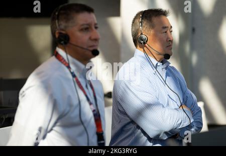 NASA SpaceX Crew-5 Final Launch Operations Probe . Der Ehrw. Feng, stellvertretender Programmmanager für das Commercial Crew Program der NASA, rechts, und Richard Jones, Manager des Mission Management and Integration Office für das Commercial Crew Program der NASA, Überwachen Sie den Countdown während einer Generalprobe zur Vorbereitung des Starts einer SpaceX Falcon 9-Rakete mit der Crew Dragon-Sonde des Unternehmens auf der NASA-Mission SpaceX Crew-5 mit den NASA-Astronauten Nicole Mann und Josh Cassada, Astronaut Koichi Wakata der Japan Aerospace Exploration Agency (JAXA), Und Roskosmos-Kosmonauten Anna Kikina an Bord, Sonntag, O Stockfoto