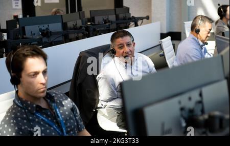 NASA SpaceX Crew-5 Final Launch Operations Probe . Richard Jones, Manager des Mission Management and Integration Office für das Commercial Crew Program der NASA, Center, Überwacht den Countdown während einer Generalprobe zur Vorbereitung auf den Start einer SpaceX Falcon 9-Rakete, die die Crew Dragon-Sonde des Unternehmens auf der NASA-Mission SpaceX Crew-5 mit den NASA-Astronauten Nicole Mann und Josh Cassada, Astronaut Koichi Wakata der Japan Aerospace Exploration Agency (JAXA), Und Roskosmos-Kosmonauten Anna Kikina an Bord, Sonntag, 2. Oktober 2022, im Schussraum vier der Rocco A. Petrone Launch Control Stockfoto