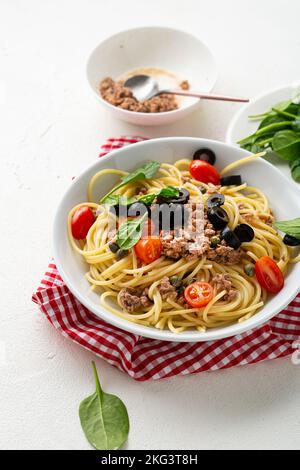 Nahaufnahme von Thunfisch-Spaghetti in einer Schüssel Lebensmittel Tomate Balck olive Stockfoto