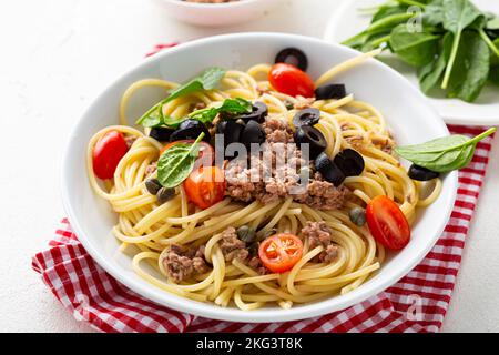 Nahaufnahme von Thunfischkonserven-Spaghetti in einer Schüssel Stockfoto