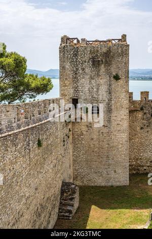 Einer der Ecktürme von Rocca del Leone (Festung des Löwen) in der historischen Altstadt von Castiglione del Lago, Provinz Perugia, Umbrien, Italien Stockfoto