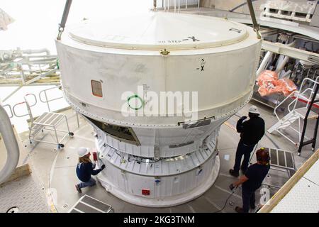 JPSS-2 Boat Tail Transport and Mate. Im Inneren der Vertical Integration Facility (VIF) auf der Vandenberg Space Force Base in Kalifornien sichern Techniker am 4. Oktober 2022 für die Mission der National Oceanic and Atmospheric Administration (NOAA) und des Joint Polar Satellite System-2 (JPSS-2) der NASA die United Launch Alliance (ULA) ATLAS V auf die obere Raketenstufe Centaur. Der Boattail ist das Verbindungsstück der Flughardware, das die obere Stufe von Atlas V mit der Nutzlastverkleidung verbindet – dem Schutzgehäuse, das den Satelliten JPSS-2 umgibt. Sobald die Nutzlastverkleidung am VIF ankommt, t Stockfoto