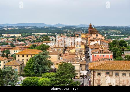 Luftaufnahme der Hauptstraße (Via Vittorio Emanuele) in der historischen Altstadt von Castiglione del Lago, Provinz Perugia, Umbrien, Italien Stockfoto