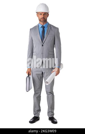 Eine Ansicht eines mittelerwachsenen Bauarbeiters mit Helm und isolierten Blaupausen auf weißem Hintergrund Stockfoto