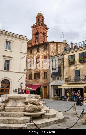 Piazza Giuseppe Mazzini Brunnen mit Glockenturm der Kirche Santa Maria Maddalena im Hintergrund in Castiglione del Lago, Provinz Perugia, Umbrien, Italien Stockfoto