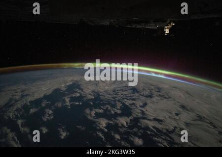 . Iss068e010113 (Okt 4, 2022) --- die aurora australis durchschneidet das atmosphärische Leuchten der Erde in diesem Foto der Internationalen Raumstation, während sie sich 268 Meilen über dem Indischen Ozean südöstlich von Südafrika umkreiste. Stockfoto